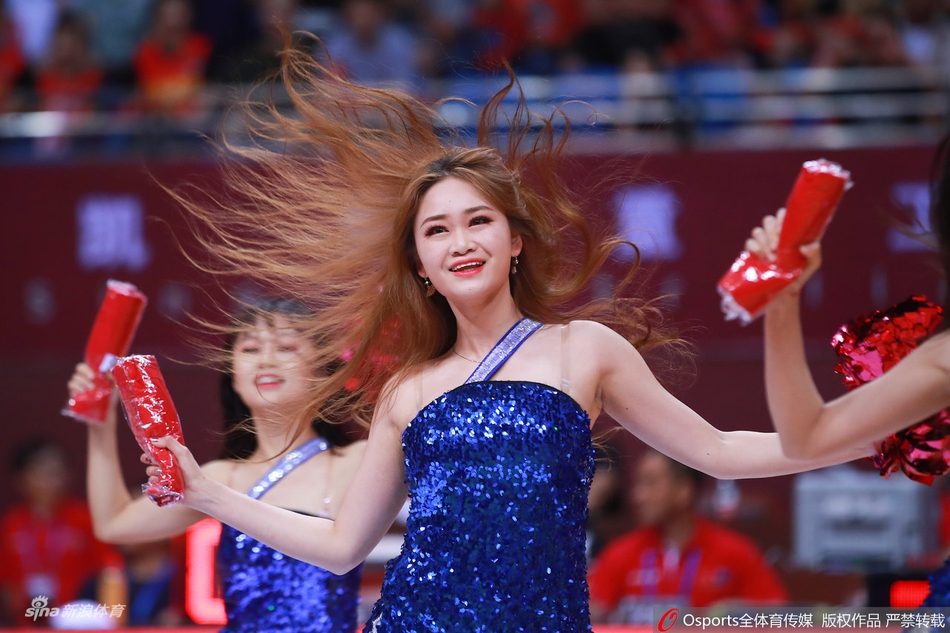 啦啦宝贝热舞助威男篮热身赛