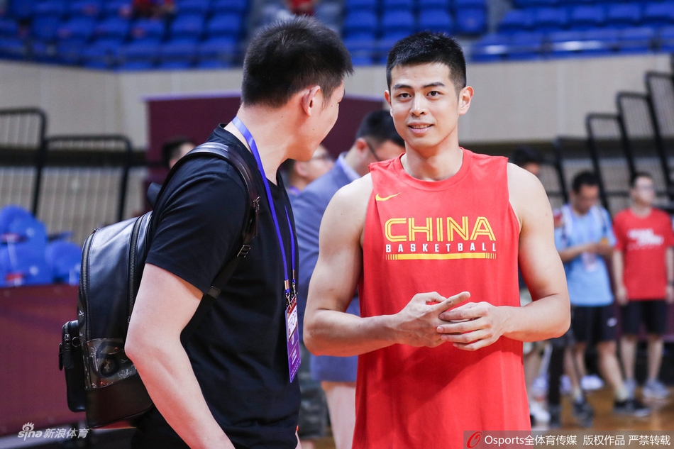 陈磊现身观赛与方硕晓川热聊