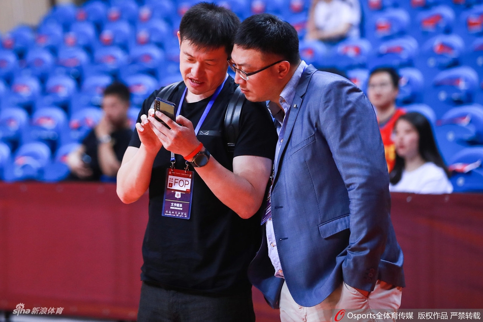 陈磊现身观赛与方硕晓川热聊