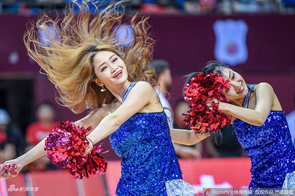 啦啦宝贝热舞助威男篮热身赛