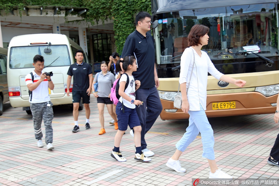 基因强大！姚明女儿姚沁蕾现场打球