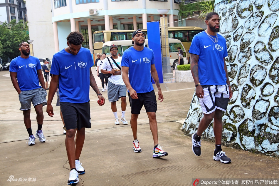 基因强大！姚明女儿姚沁蕾现场打球