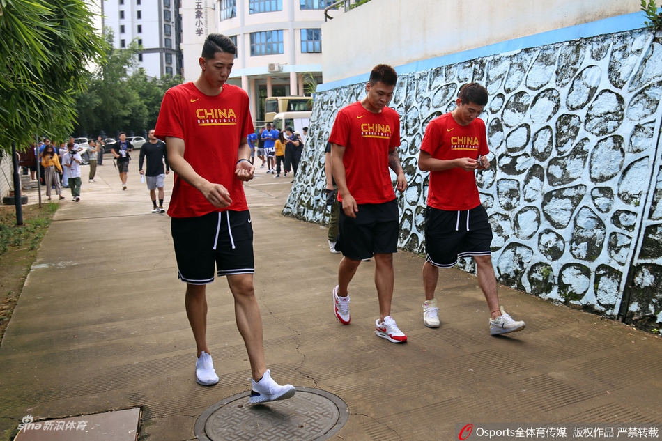 基因强大！姚明女儿姚沁蕾现场打球