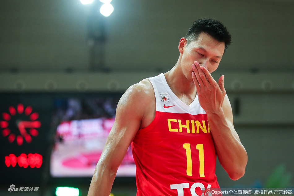 阿联复出首场遭恶意犯规鼻腔出血