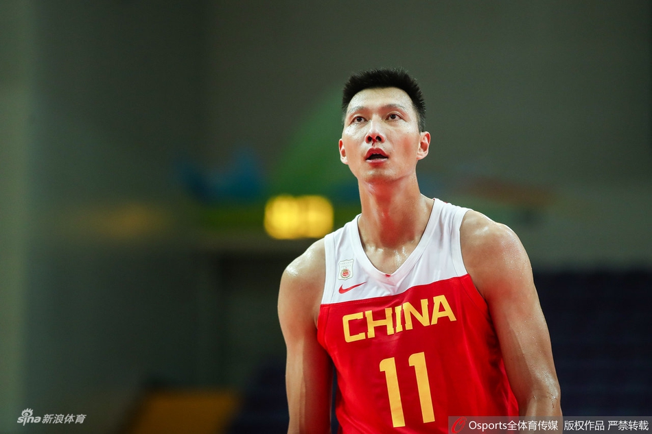 阿联复出首场遭恶意犯规鼻腔出血