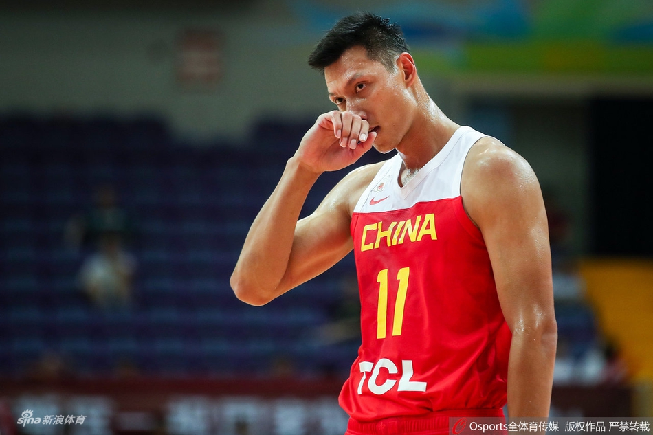 阿联复出首场遭恶意犯规鼻腔出血