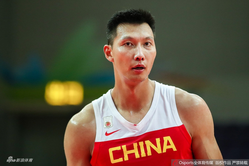 阿联复出首场遭恶意犯规鼻腔出血