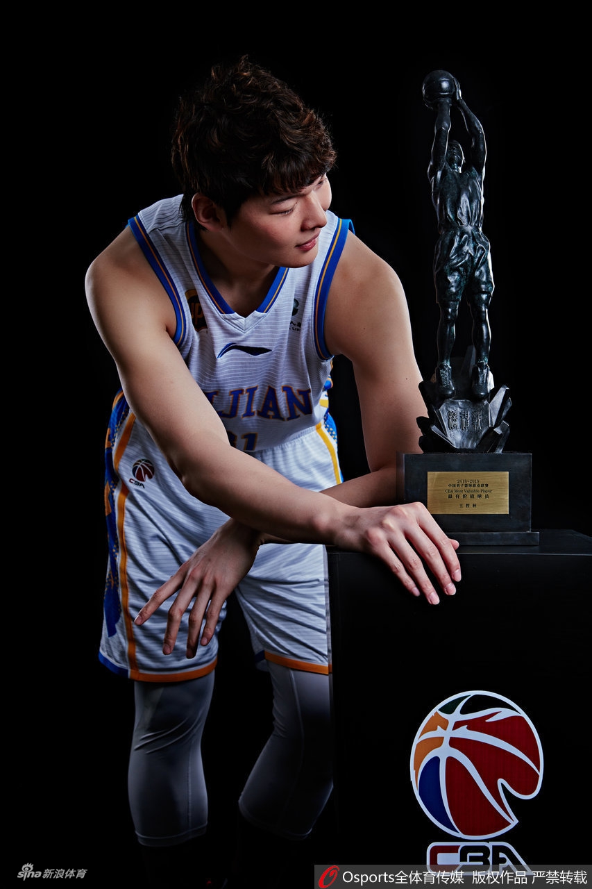 王哲林常规赛MVP写真