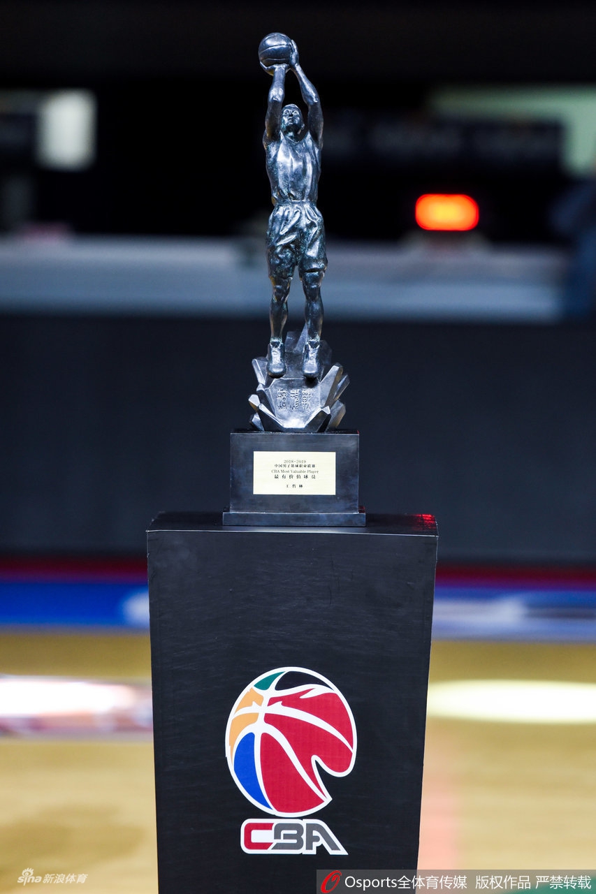 王哲林领取MVP奖杯“战神杯”