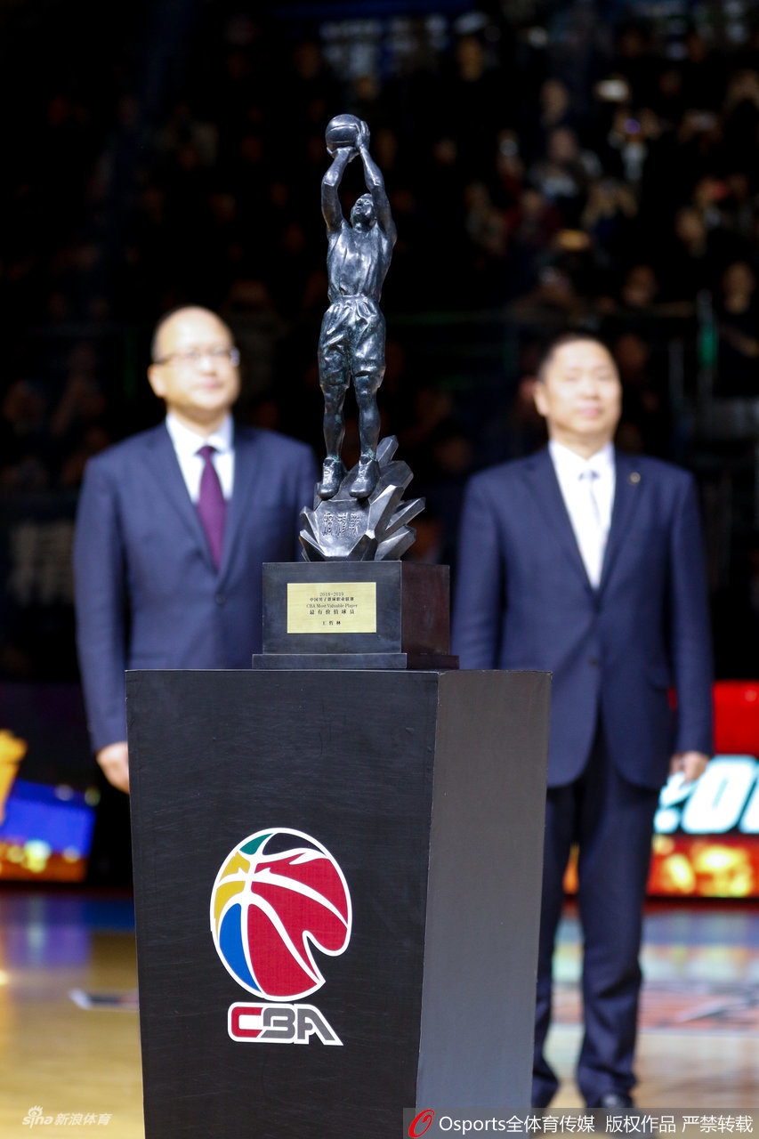 王哲林领取MVP奖杯“战神杯”