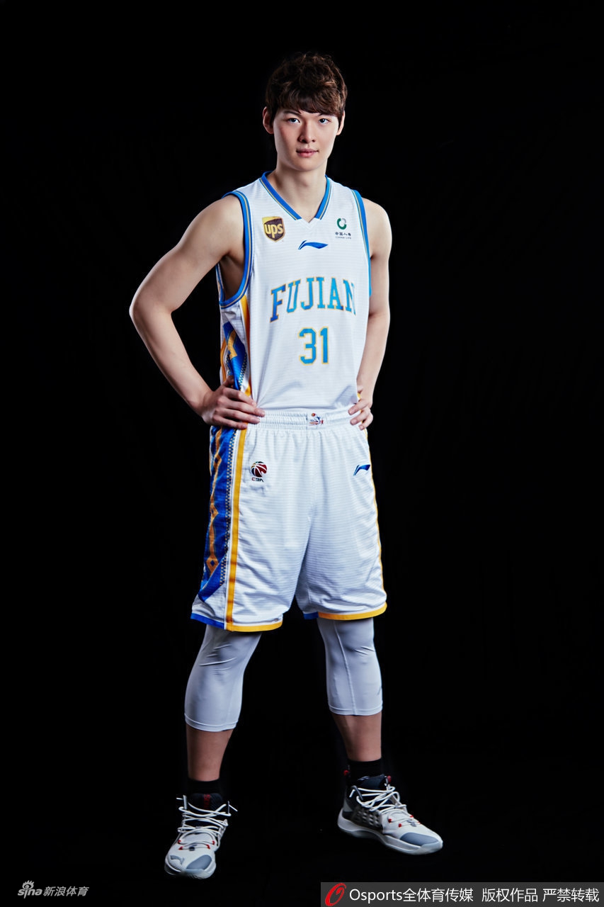 王哲林常规赛MVP写真