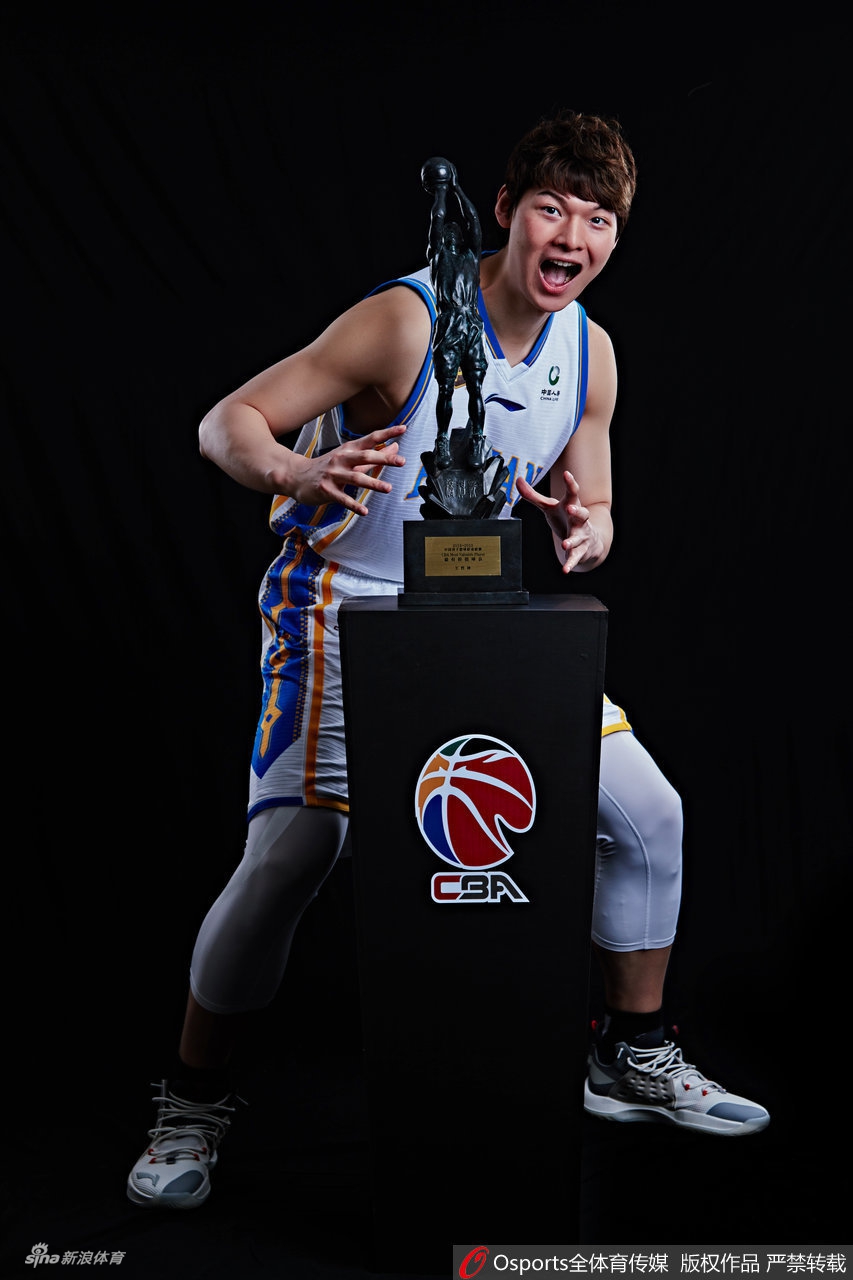 王哲林常规赛MVP写真