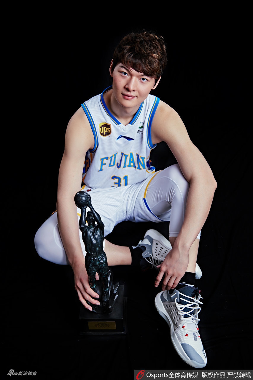 王哲林常规赛MVP写真