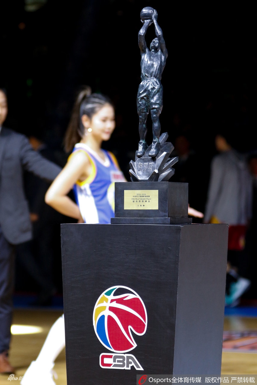 王哲林领取MVP奖杯“战神杯”