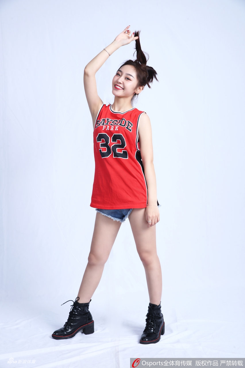 宋小粤球衣配热裤靓丽写真