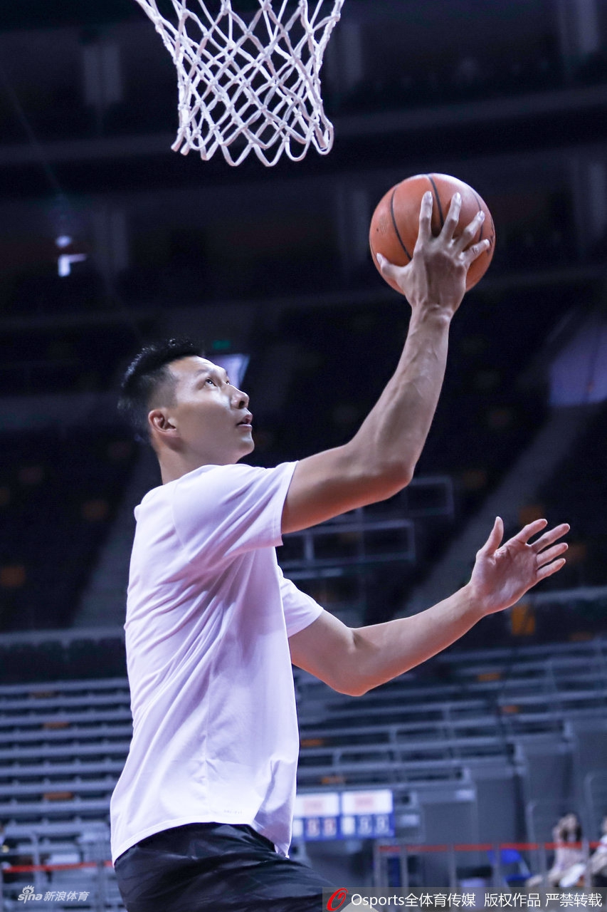 侧颜帅炸！阿联赛前提前热身