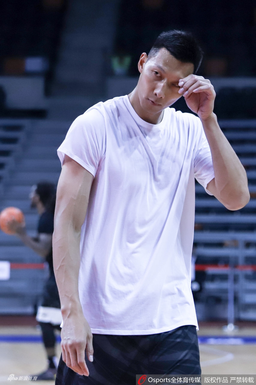 侧颜帅炸！阿联赛前提前热身