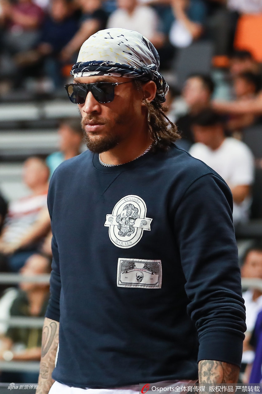 耍酷吃零食比斯利场边惬意观赛