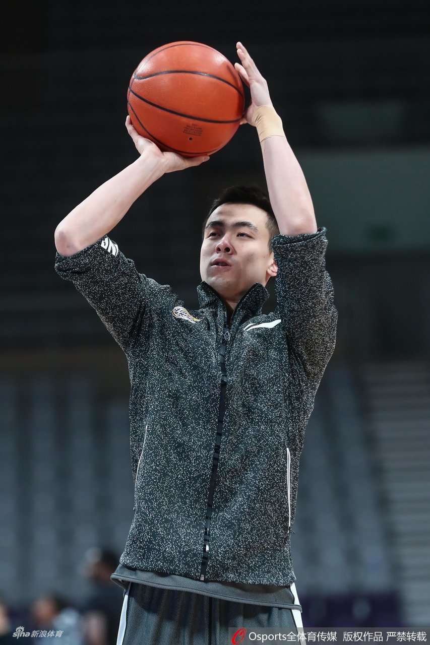 郭艾伦笑容灿烂轻松备战