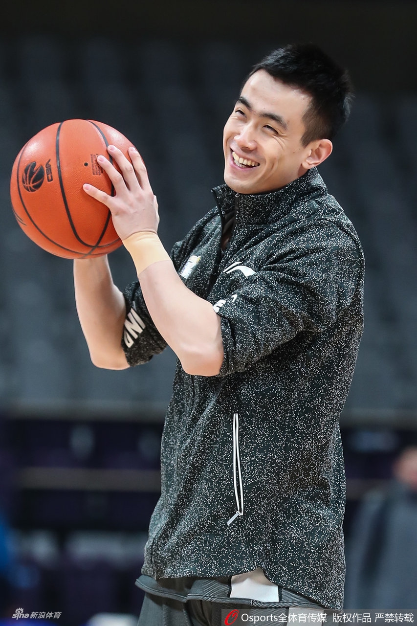 郭艾伦笑容灿烂轻松备战