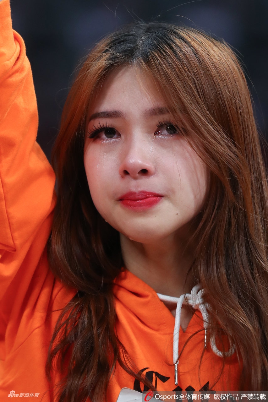 辽篮球迷和啦啦队赛后哭泣