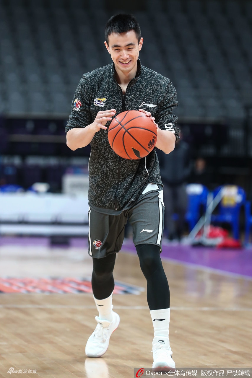 郭艾伦笑容灿烂轻松备战