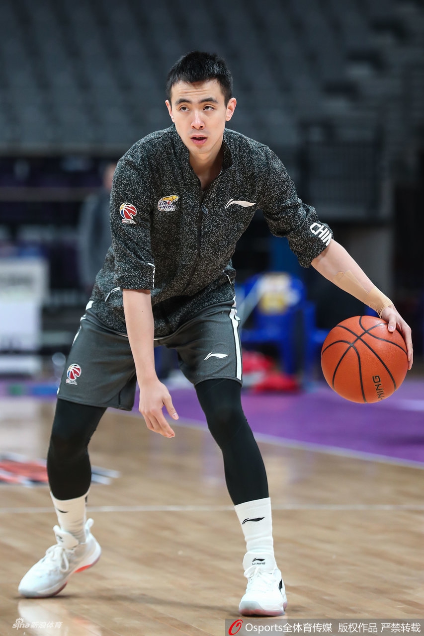 郭艾伦笑容灿烂轻松备战