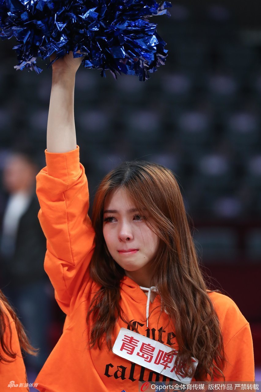 辽篮球迷和啦啦队赛后哭泣