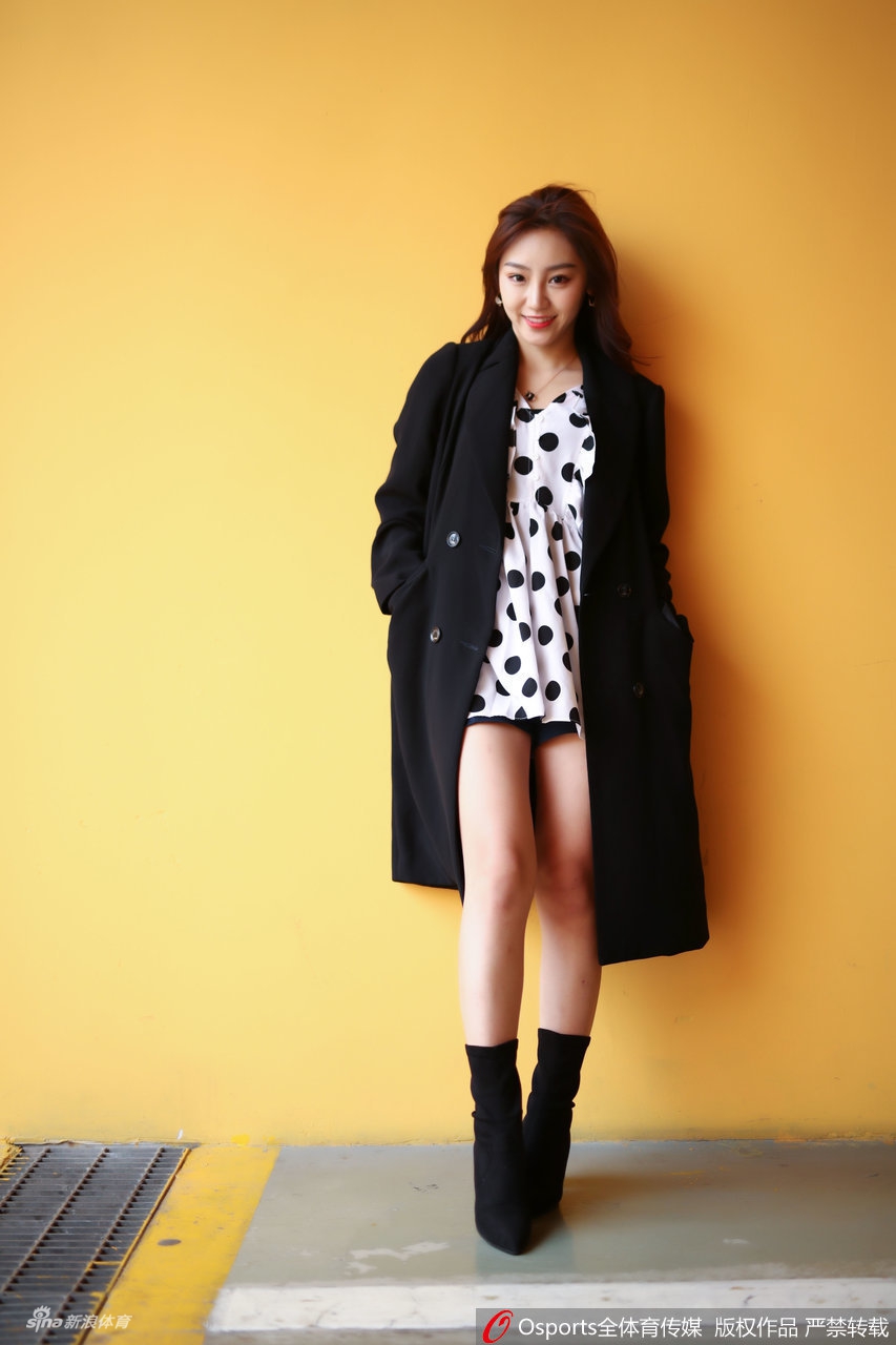 宋小粤风衣热裤助力深圳