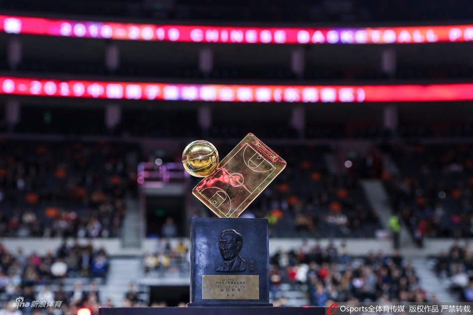 广东主帅杜锋获得最佳教练奖