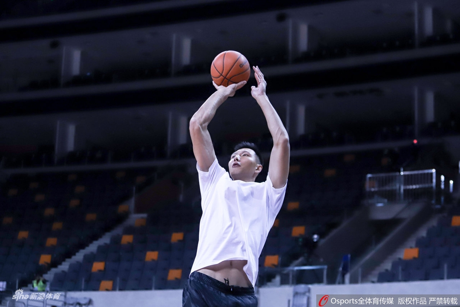 侧颜帅炸！阿联赛前提前热身