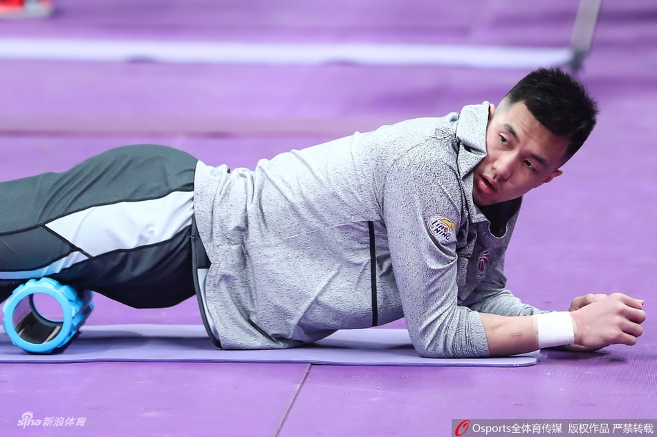 郭艾伦笑容灿烂轻松备战