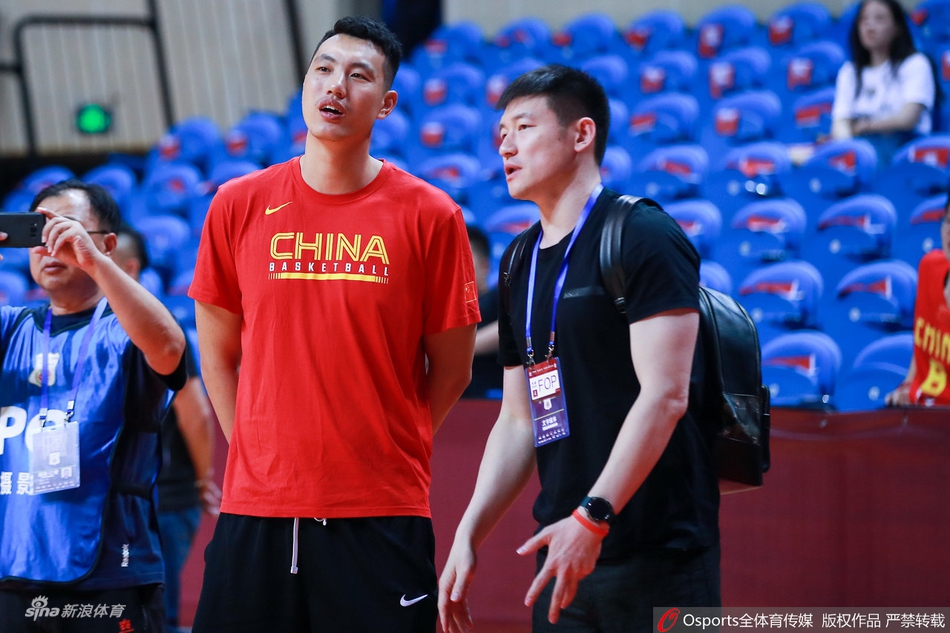 陈磊现身观赛与方硕晓川热聊