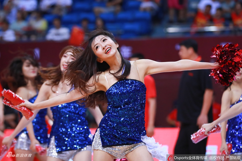 啦啦宝贝热舞助威男篮热身赛