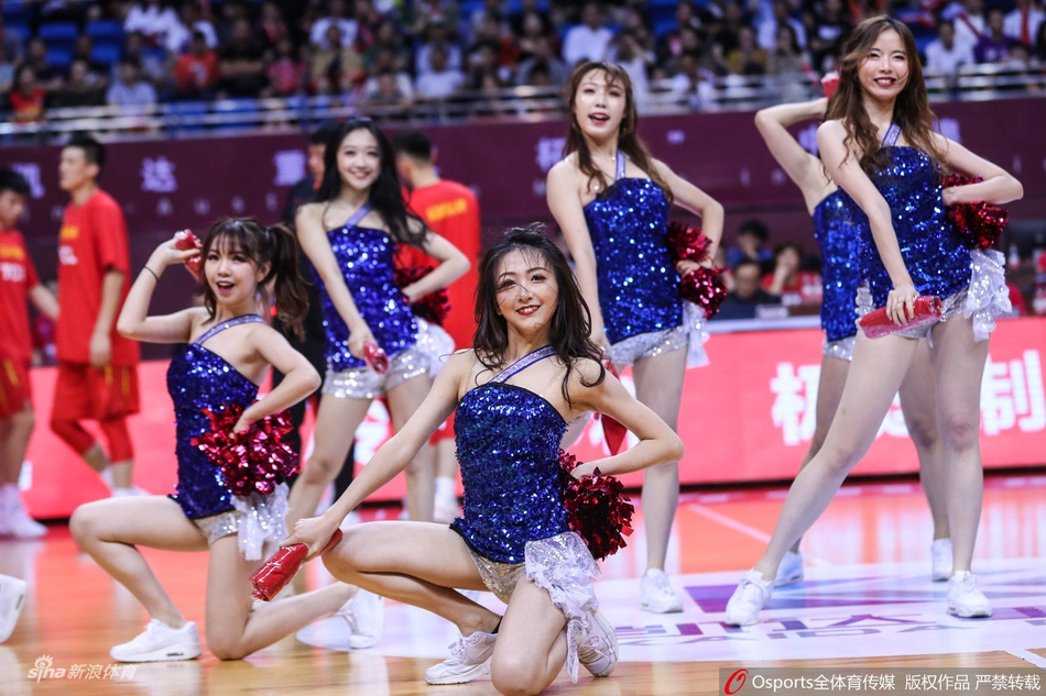 啦啦宝贝热舞助威男篮热身赛