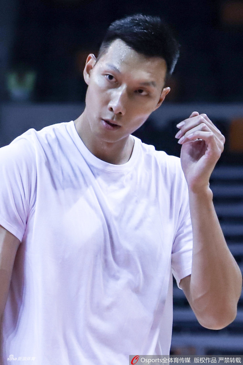 侧颜帅炸！阿联赛前提前热身