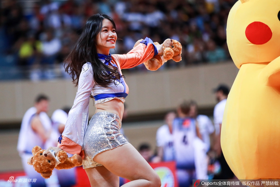 啦啦宝贝热舞助威男篮热身赛