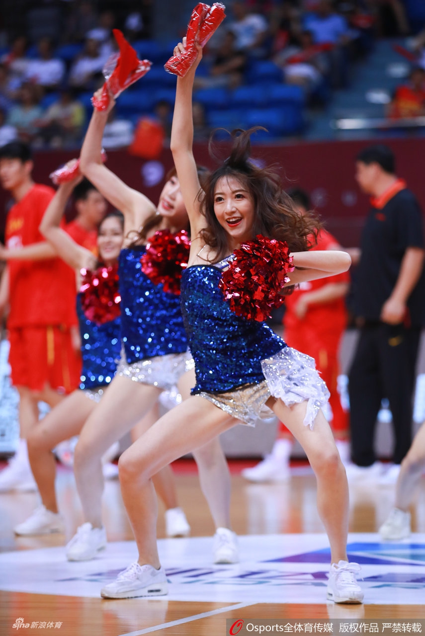 啦啦宝贝热舞助威男篮热身赛