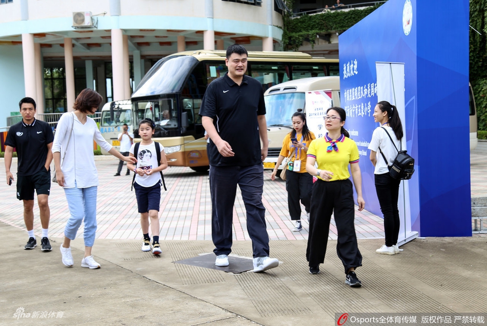 基因强大！姚明女儿姚沁蕾现场打球