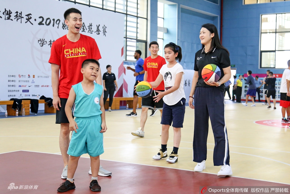基因强大！姚明女儿姚沁蕾现场打球