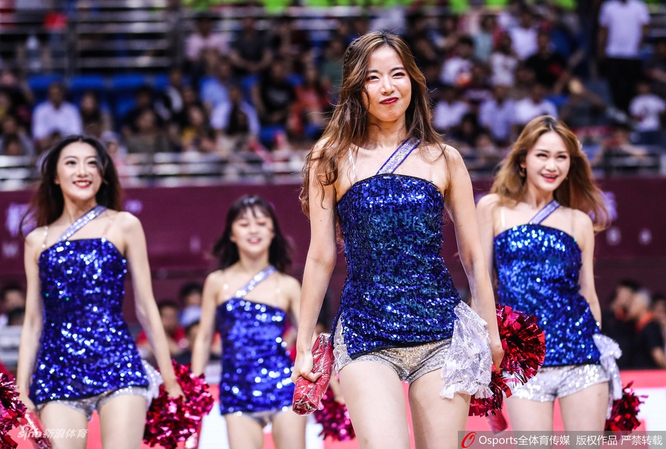 啦啦宝贝热舞助威男篮热身赛