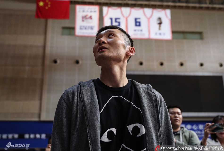 不说再见！刘炜含泪与球迷告别