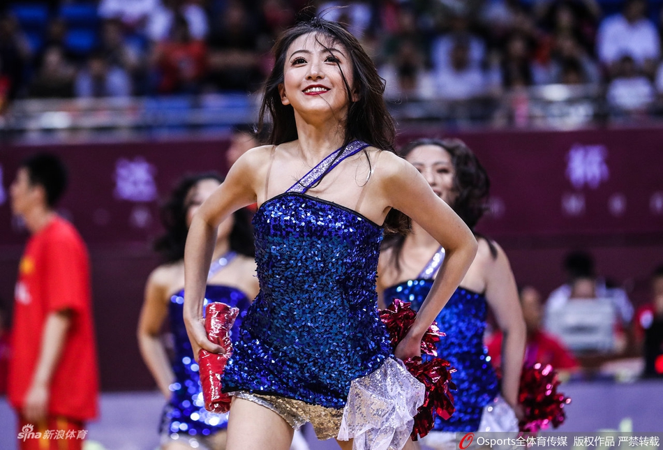 啦啦宝贝热舞助威男篮热身赛