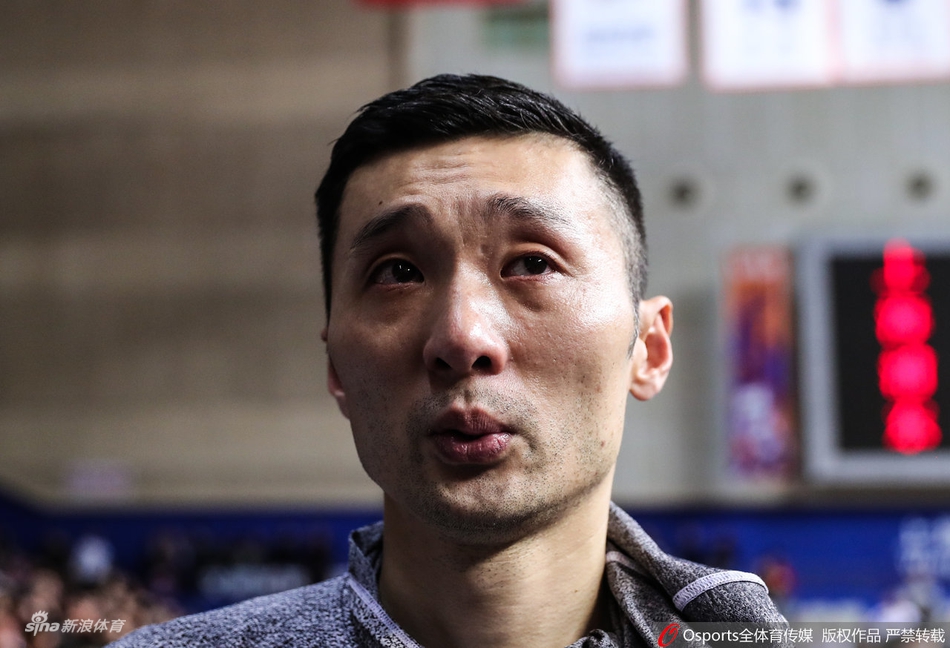 不说再见！刘炜含泪与球迷告别