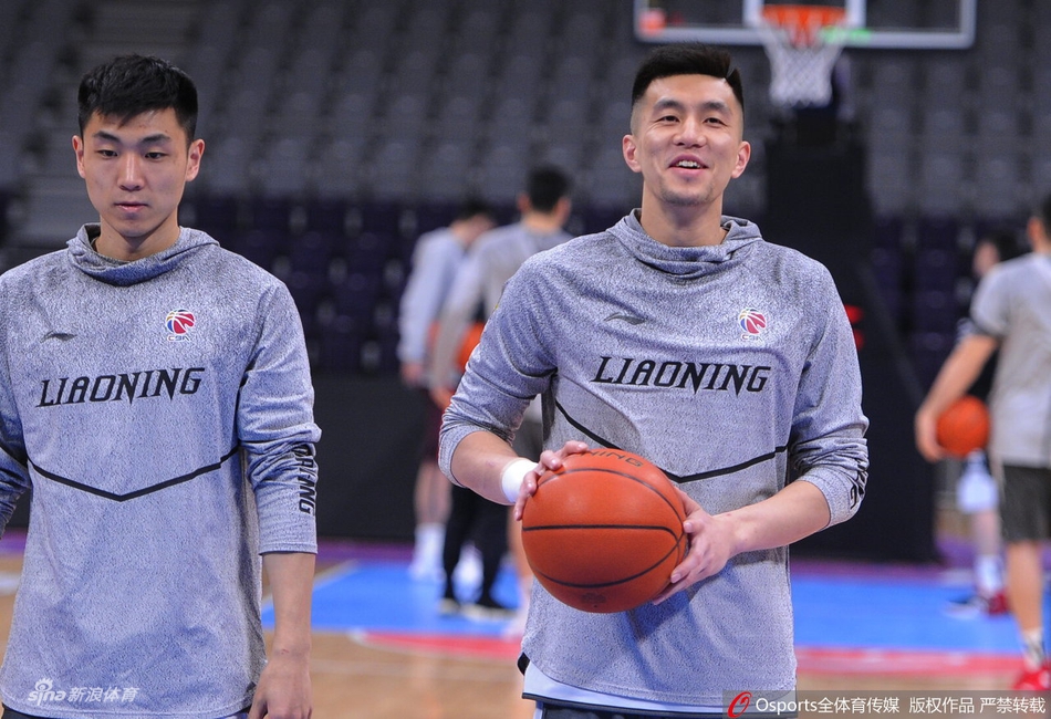 郭艾伦笑容灿烂轻松备战