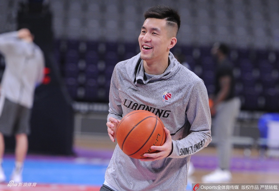 郭艾伦笑容灿烂轻松备战