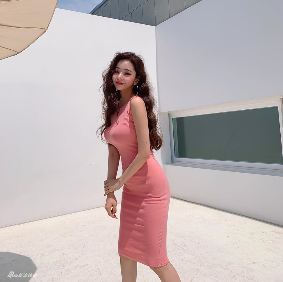 包臀粉色长裙美女现妙曼身姿