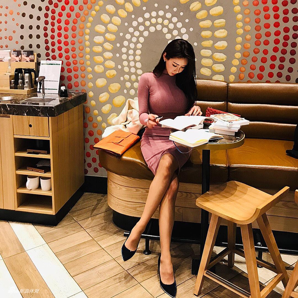 健身美女酥胸美颜上演极致诱惑