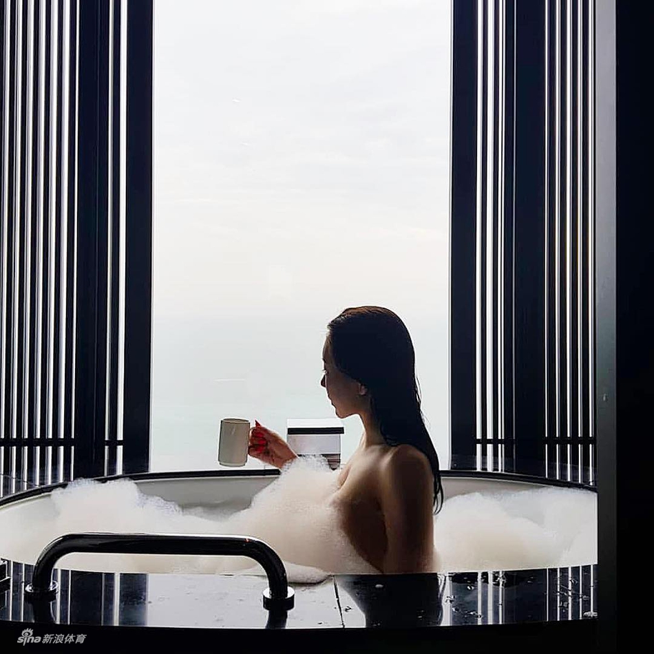 健身美女酥胸美颜上演极致诱惑