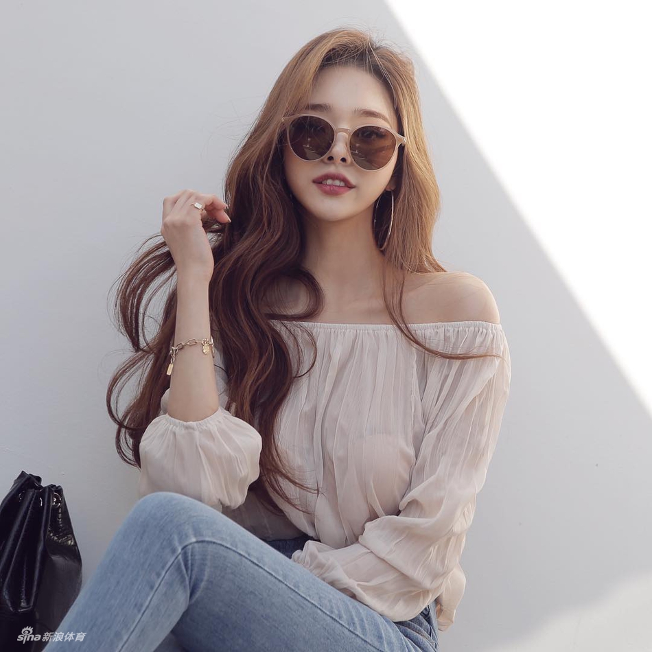 包臀粉色长裙美女现妙曼身姿